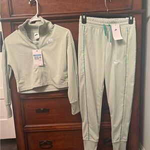 Nike Kids Matching Set in Light Green